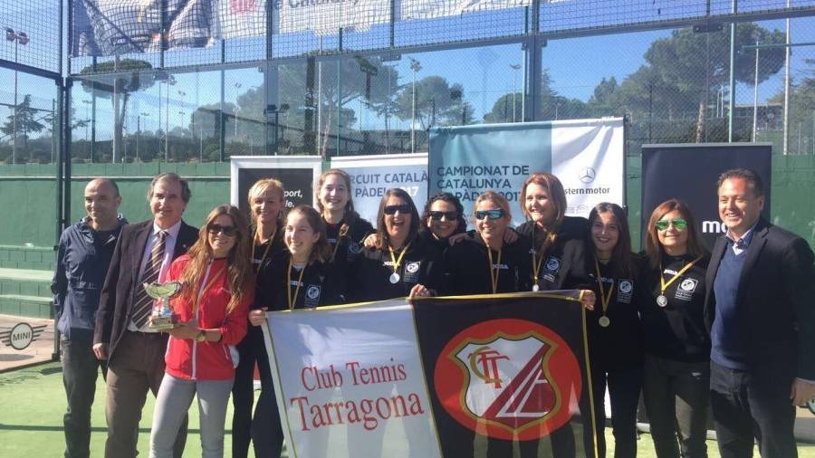 Las integrantes del CT Tarragona femenino, festejando su subcampeonato. Foto: Cedida