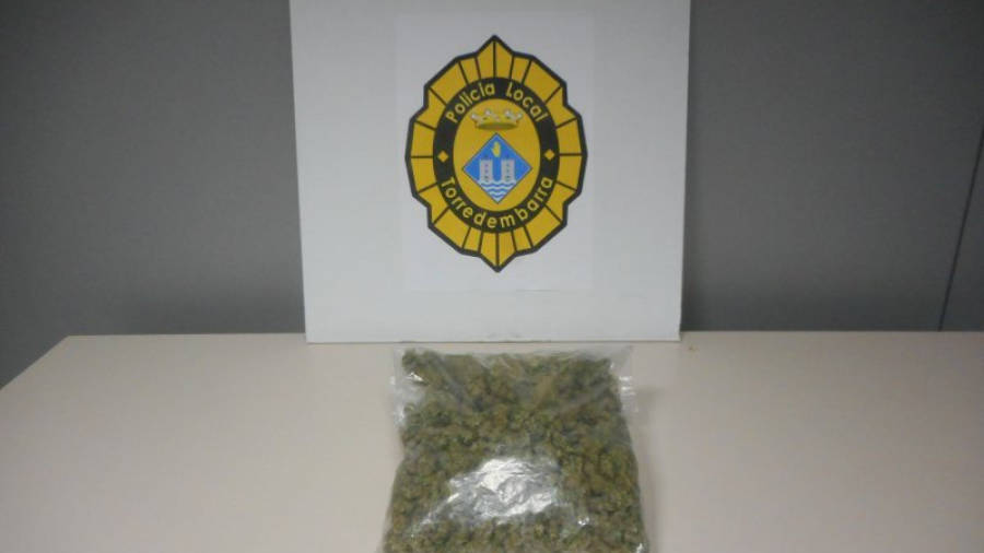 Imatge de la bossa plena de cabdells de marihuana (uns 275 g), que ha quedat requisada. Foto: Mossos