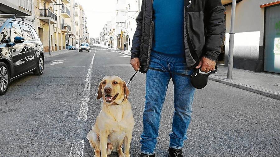 Rafael, uno de los firmantes de la petición junto a su perro Nico. FOTO: PERE FERRÉ