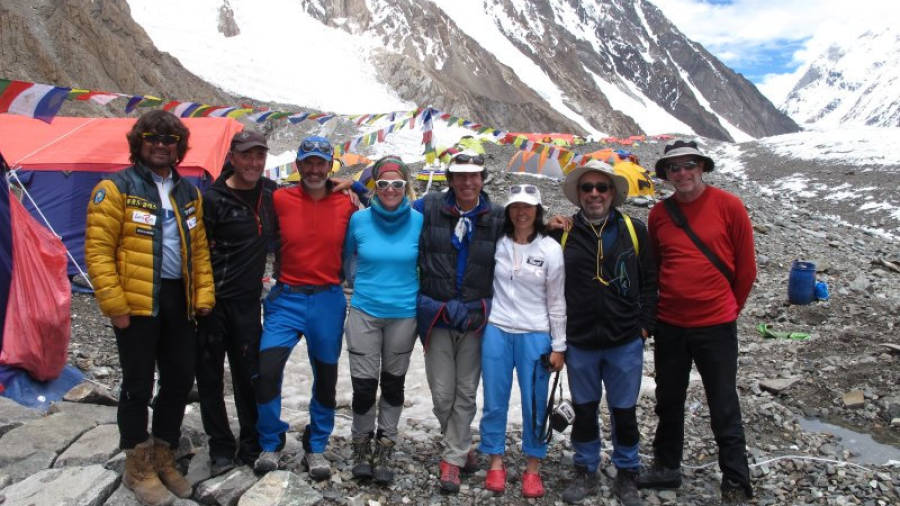 Cadiach, al centre, amb membres de l'expedició amb els quals ha intentat fer el Broad Peak aquest juliol. Foto: Cedida