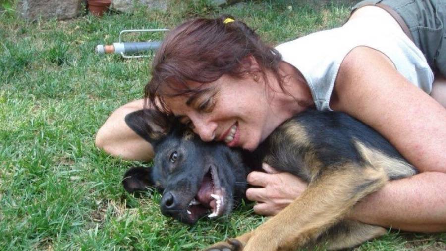 Anna González, junto a su perra Nut, desaparecida de su finca, en la zona de la riera de Alforja, en Riudoms, el pasado 23 de enero. Foto:dt