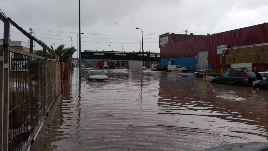 La salida de Tarragona, completamente inundada. FOTO: ÀNGEL JUAMPERE