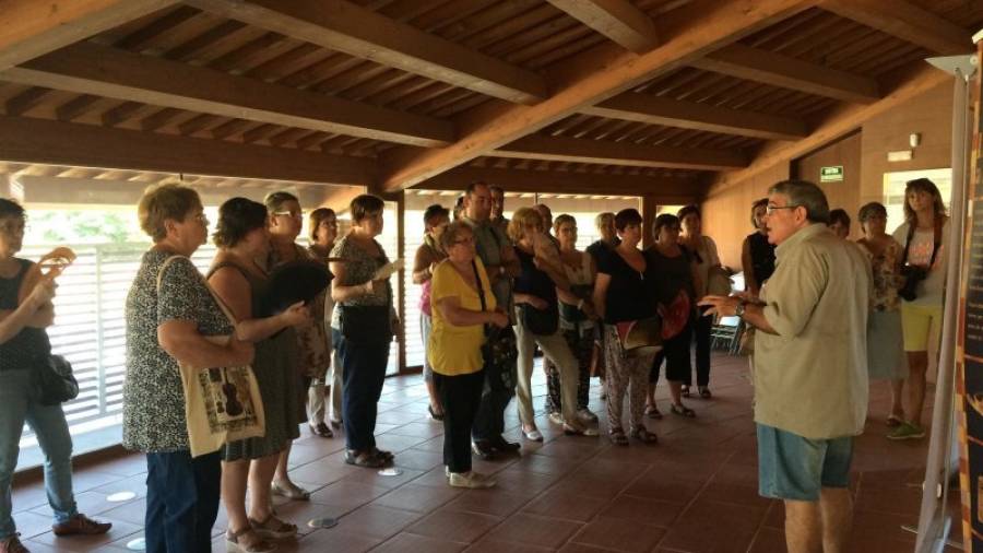 Imatge d´un grup de ciutadans visitant aquest estiu la Bòbila Sugranyes. Foto: ajuntament de reus