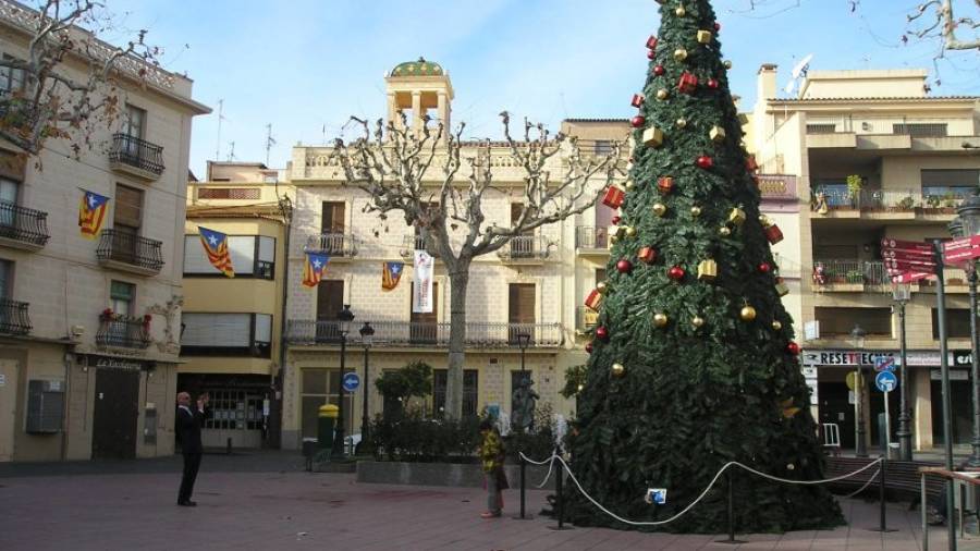 El árbol de Navidad ubicado en la Plaça Nova. Foto: DT