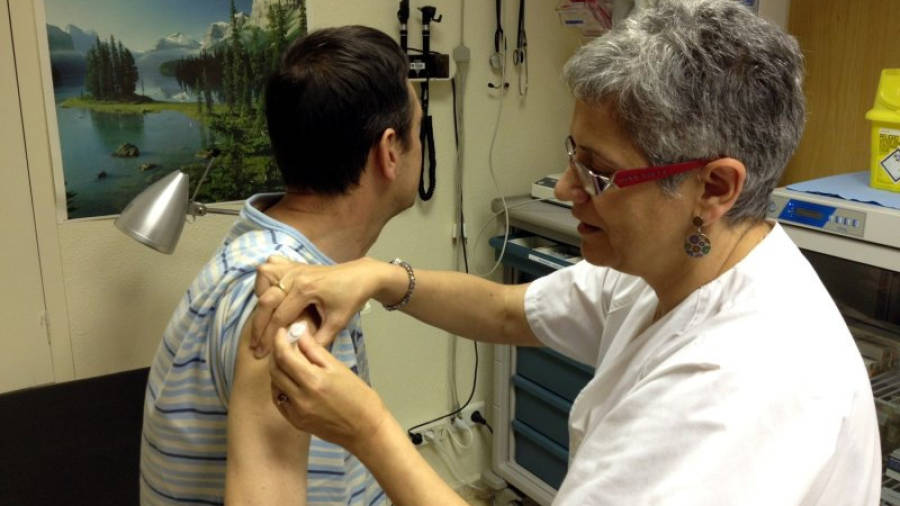 Una metgessa posa la vacuna a un pacient. Foto: ACN