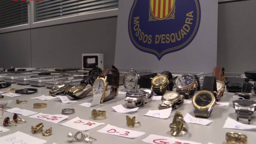 Rellotges i joies intervingudes a l'organització criminal que robava gent gran. Foto: ACN