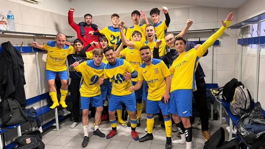 Los jugadores del Banyeres celebran una victoria.FOTO: CEDIDA