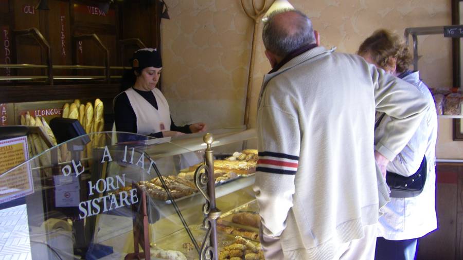 Los panaderos disponen de tiendas de pan repartidas por la ciudad y una en Tarragona. FOTO: DT