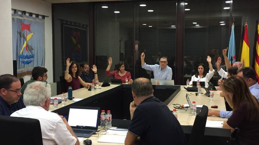 L’acord per tirar endavant els tràmits d’ajudes a joves de fins a 34 anys es va dur a terme en el darrer ple municipal. FOTO: CEDIDA