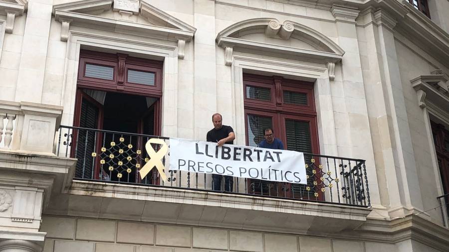 La pancarta ya vuelve a estar en la fachada del Ayuntamiento de Reus. DT