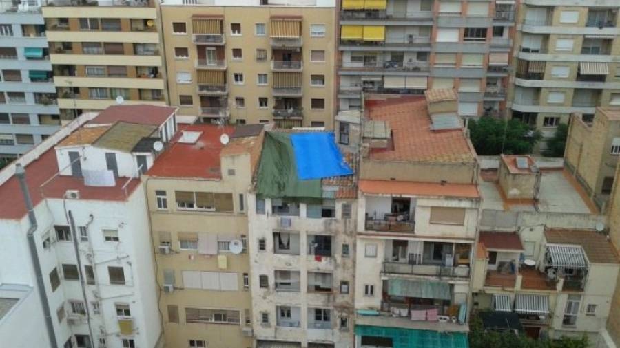 Imagen de las dos lonas que cubren el tejado del bloque. Foto: Dimi Mamzeridis