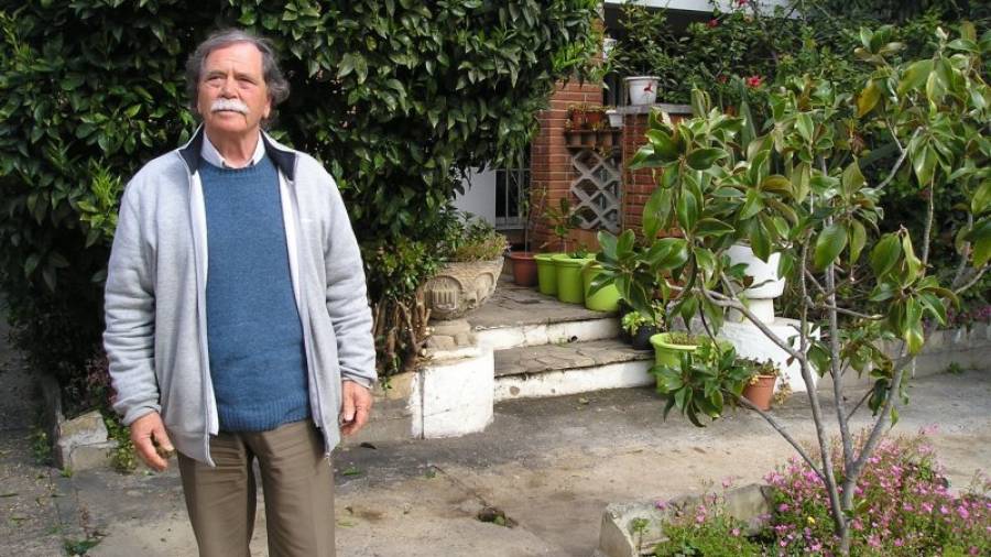 José Mellado en su casa de Segur de Calafell, que denunció se la arrebataron por una estafa. Foto: JMB