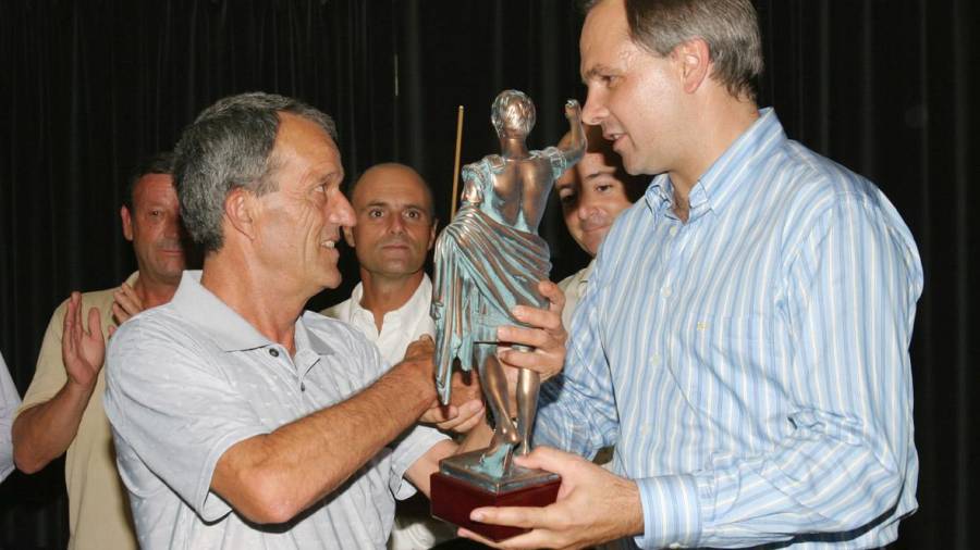 Domingo Benito y Antoine Jord&agrave;, en el homenaje que le rindi&oacute; el CTT en 2004. FOTO: DT