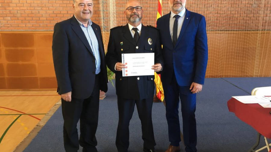 A la imatge el sergent Dote amb l'alcalde de Creixell Jordi Llopart i el director dels Serveis Territorials d'Interior a Tarragona el creixellenc Joan Carles De la Monja.