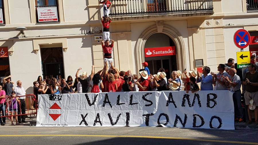 La Colla Joves Xiquets de Valls levantaron un pilar al paso del pelot&oacute;n por Valls en homenaje a Tondo.