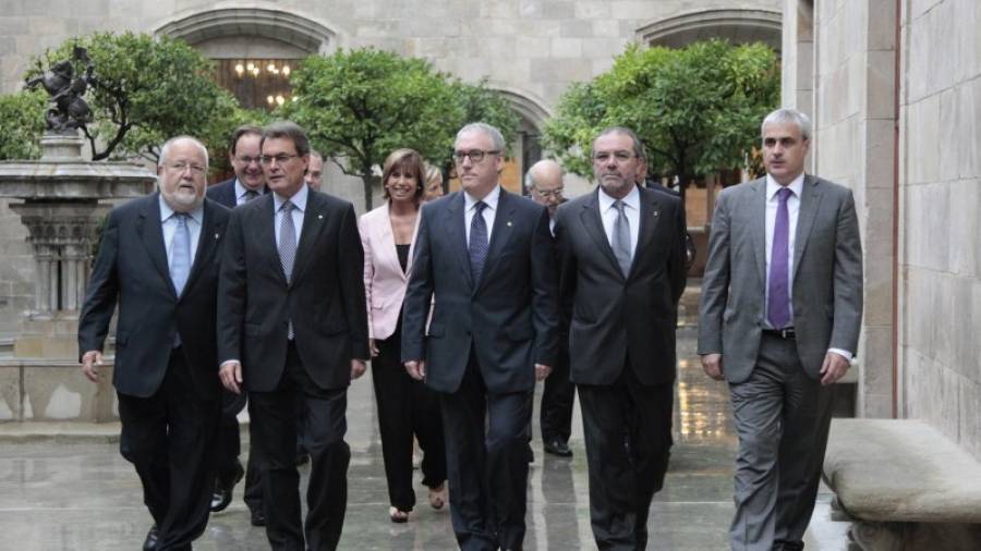 El president de la Generalitat, Artur Mas, con los presidentes de las diputaciones, entre ellos el de la de Tarragona, Josep Poblet, tras la firma del acuerdo el 19 de septiembre de 2012. Foto: ACN
