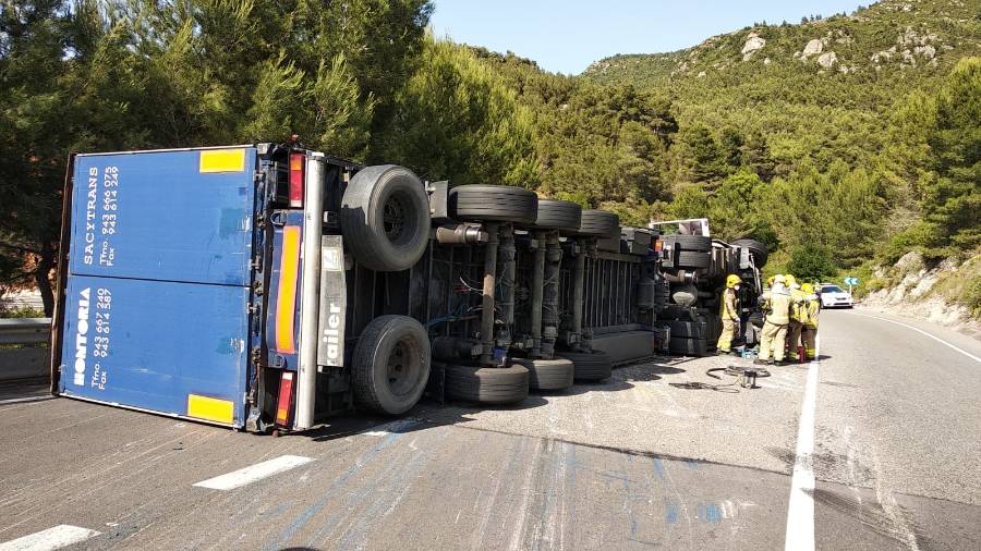 Es possible que s'hagi de tallar la vía completament per retirar el camió. À.Juanpere