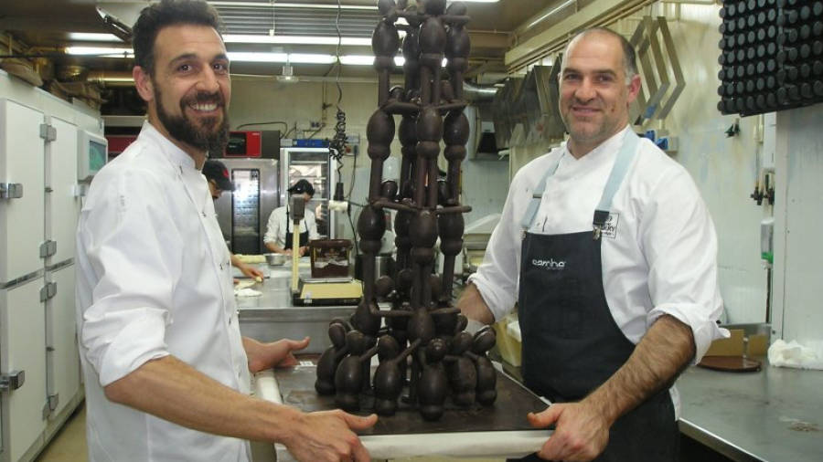 Oriol Rossell e Iñigo Garobe con el castell de chocolate.