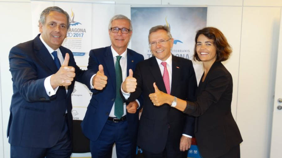 Imatge de Josep Fèlix Ballesteros amb els representants de Dow Chemical després de la signatura del conveni. Foto: Cedida