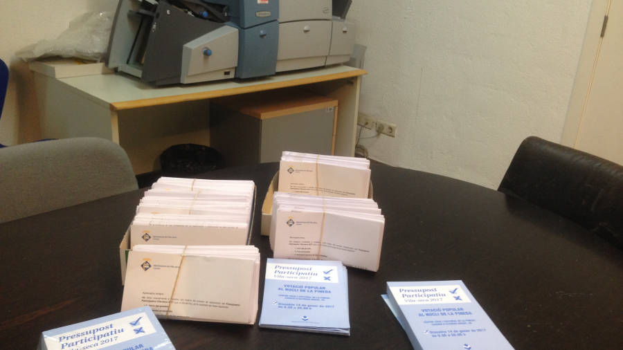 Las cartas y las papeletas se repartieron ayer en La Plana y en La Pineda y hoy se repartirán en Vila-seca. FOTO: DT