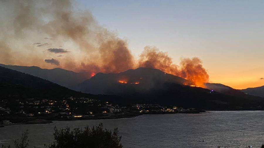Imagen del fuego que azota Llançà. ACN