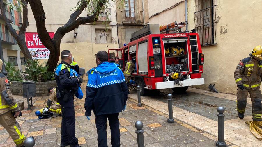 Efectivos de los Bombers de la Generalitat y la Gu&agrave;rdia Urbana se han desplazado hasta el lugar. FOTO: ALFREDO GONZ&Aacute;LEZ