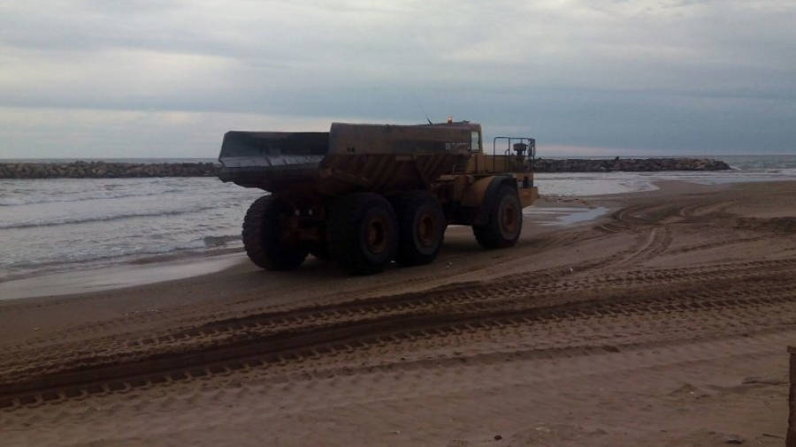 Traslado de arena del puerto de Segur en camiones.