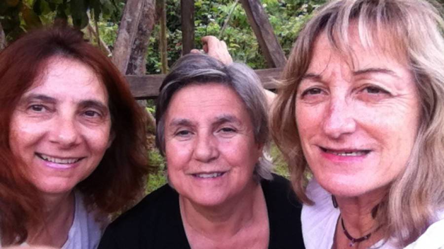 Maria Monteagudo, en el centro, con Teresa Pinto y Gemma March en su reciente viaje a Los Limones, en Guatemala. FOTO: Cedida