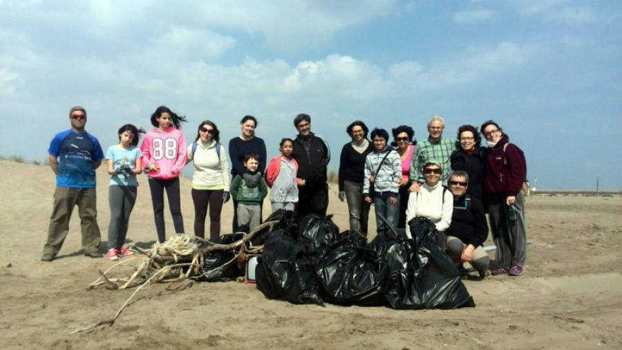 Imatge del grup de voluntaris que ha netejat la zona de Sant Jaume d'Enveja al delta de l'Ebre. Foto: ACN
