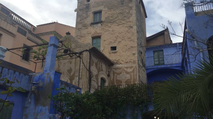 La capilla a los pies de la torre.