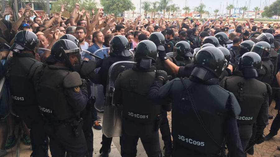 Desenes de guàrdies civils a l’entrada del pavelló firal de Sant Carles de la Ràpita. FOTO: CEDIDA