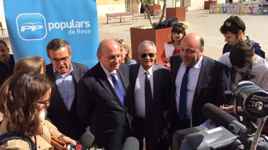 El ministre de l'Interior, atentent els mitjans a Reus. Foto: Francesc Gras