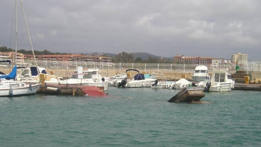 El puerto necesita una rehabilitación. Una pasarela se hundió el pasado año. Foto: JMB/DT