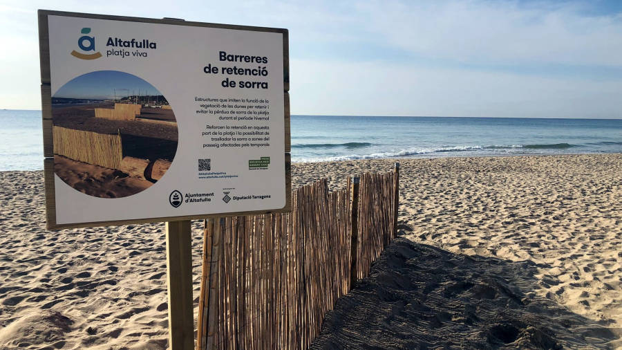 Las barreras colocadas en la playa de Altafulla para retener arena. FOTO: DT