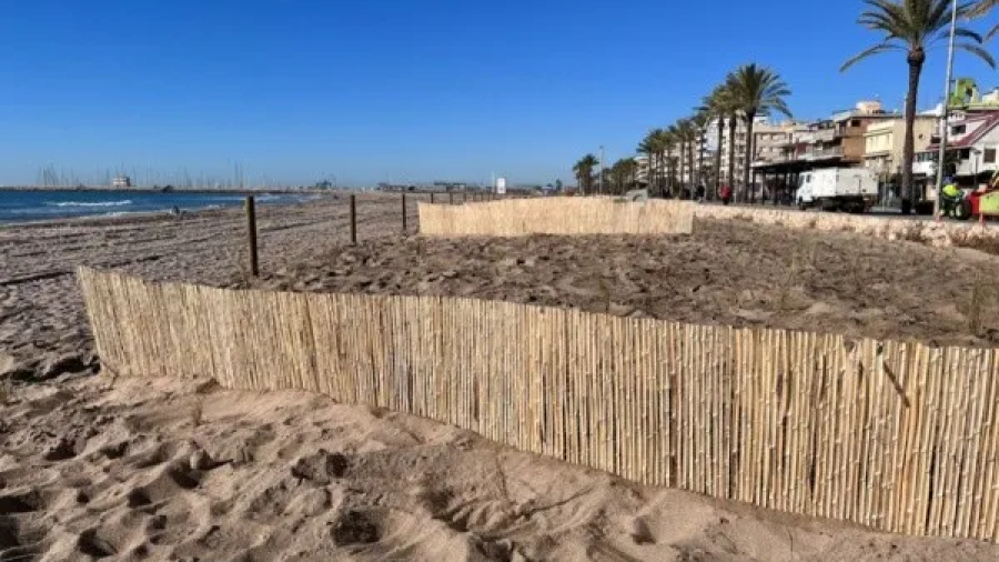 Las barreras para retener arena en la playa de Calafell.