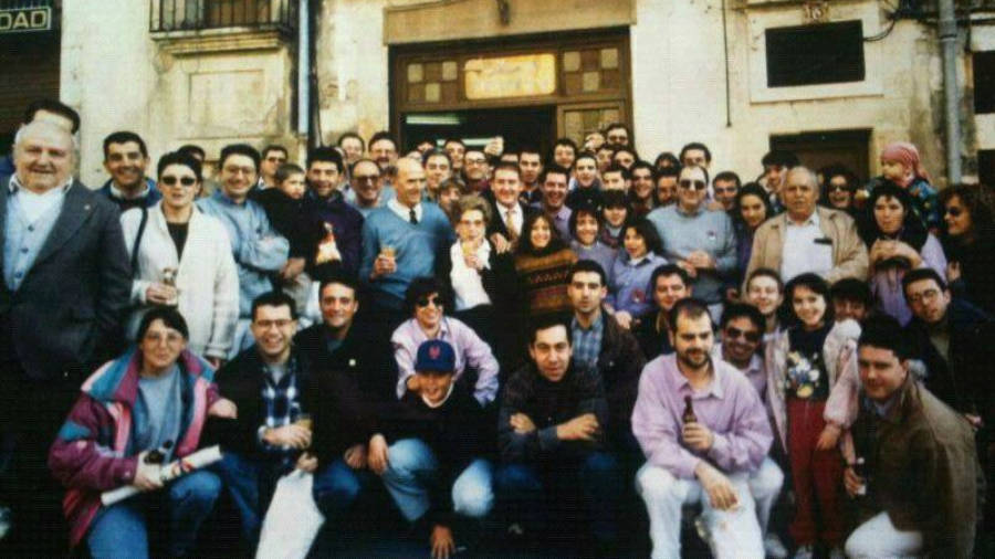 L’any 1994, una colla d’amics van fer el comiat del Bar Pepito. fOTO: Arxiu Salvador Guinart / Tarragona antiga