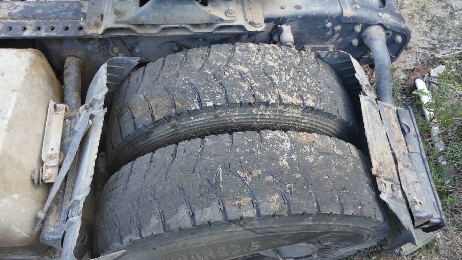 Neumáticos desgastados del vehículo accidentado. FOTO: CME
