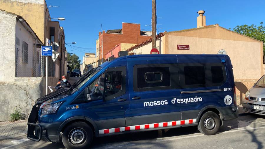 El dispositivo conjunto de hoy entre Mossos, Guàrdia Urbana y técnicos de Endesa. FOTO: ALFREDO GONZÁLEZ