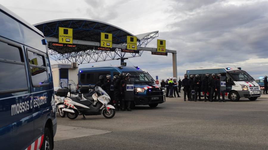 Tres furgones de los Mossos refuerzan la presencia policial en el Port. FOTO: N. Riu
