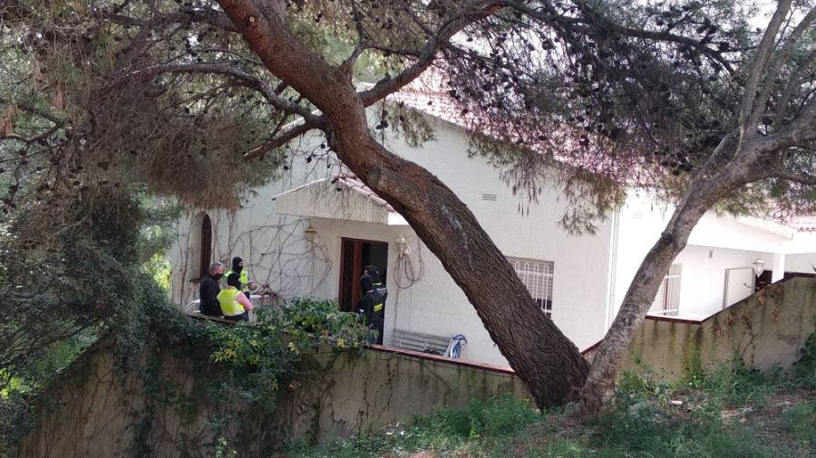 Agentes delante de la entrada a la vivienda de Lqa Móra. Foto: Àngel Juanpere