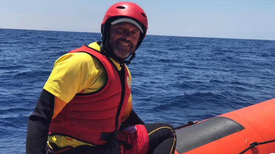 Albert Mascarell, de Tarragona, en una de las lanchas del barco Golfo Azzurro. Foto: DT