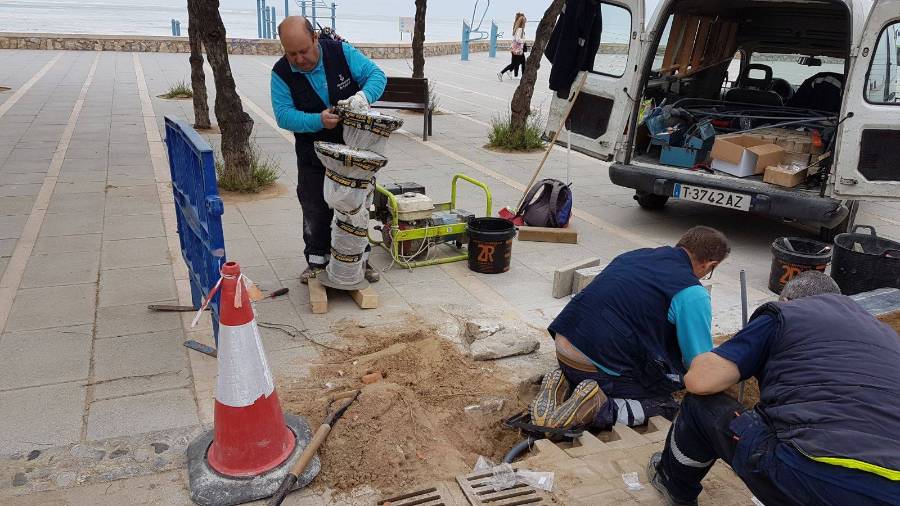 Trabajos para colocar la nueva fuente.