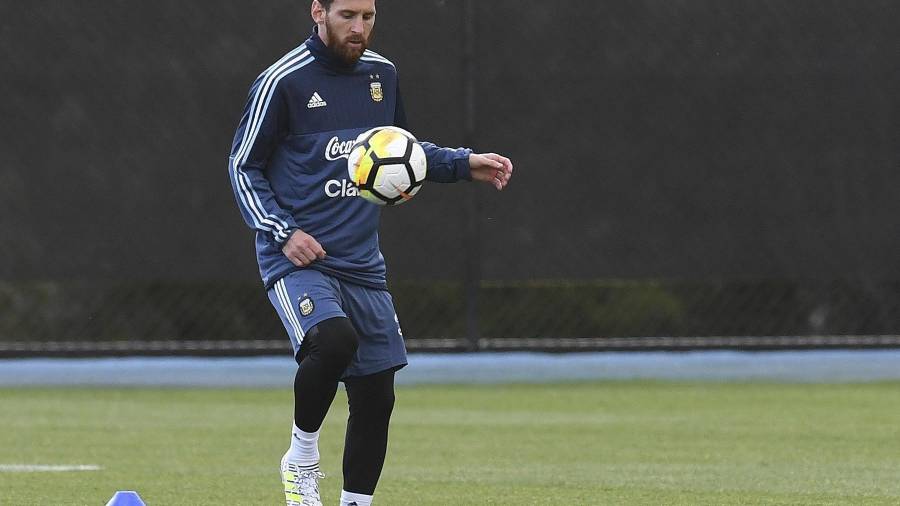 Messi, con el bal&oacute;n. Foto: EFE