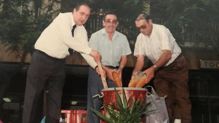 Boada, el taxista senyor Veciana i l&rsquo;Antonio, d&rsquo;Alimentaci&oacute; S&iacute;lvia de Maria Cristina. FOTO: Arxiu Eduard Boada