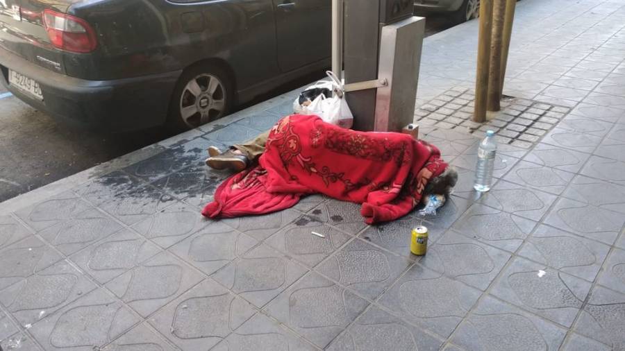 El ciudadano sin techo se encuentra en una situación de vulnerabilidad y requiere atención. Foto: Cedida