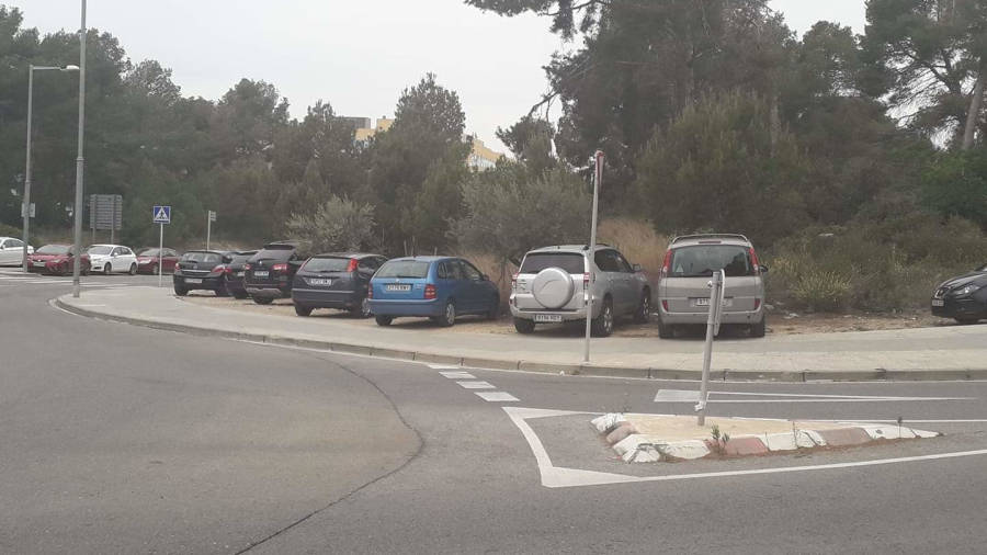 Veh&iacute;culos estacionados sobre la acera en la calle Pompeu Fabra. FOTO: Facebook