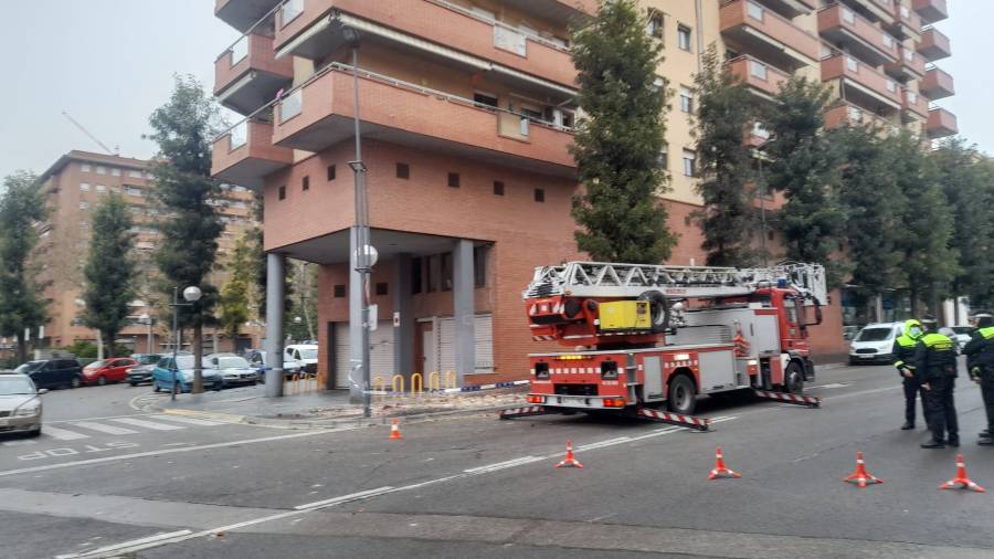 La calle ha sido cortada para que los Bombers puedan sanear la fachada. Foto: Cedida