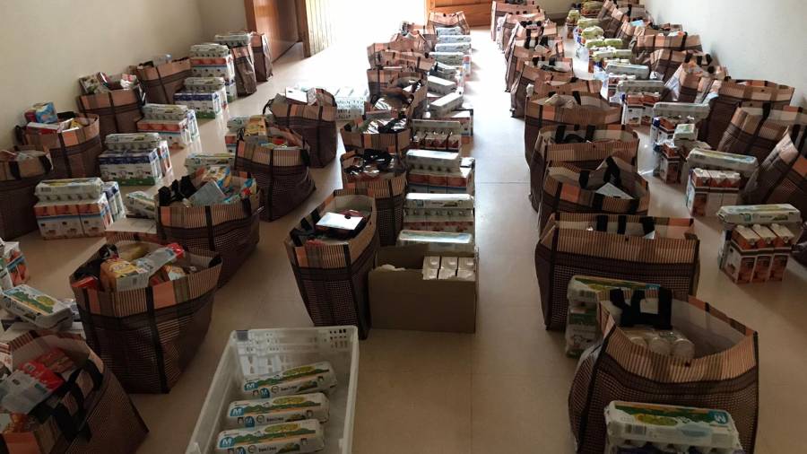 Bolsas de comida listas para ser entregadas en la parroquia Santa Maria de Cambrils