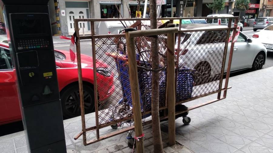 Uno de los carros de chatarra que se aparcan habitualmente en la calle de Pere Martell. Foto: cedida