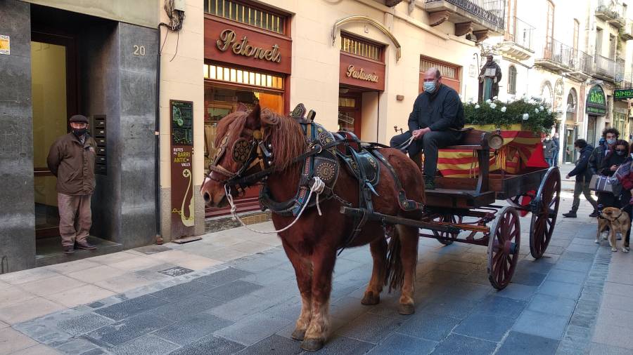 El carro amb la imatge del patró passant pel carrer de la Cort. Foto: Alba Mariné